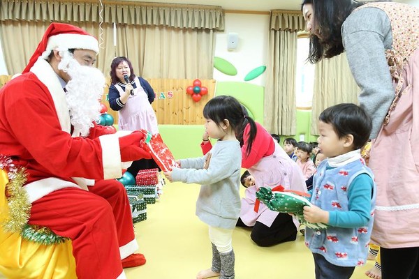 ▲ 원아들에게 선물을 나눠주는 이강호 남동구청장(왼쪽).