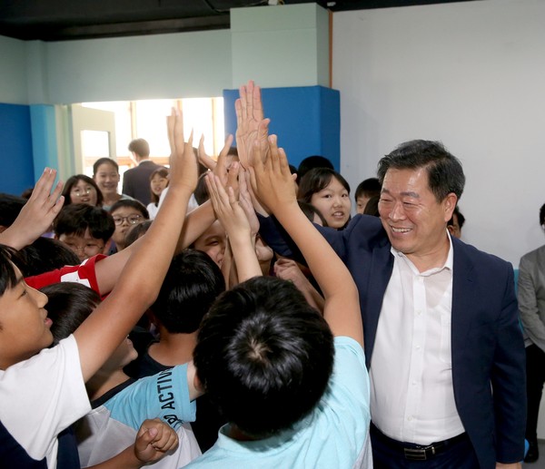 ▲ 광명서초등학교 학생들과 하이파이브를 하는 박승원 광명시장.