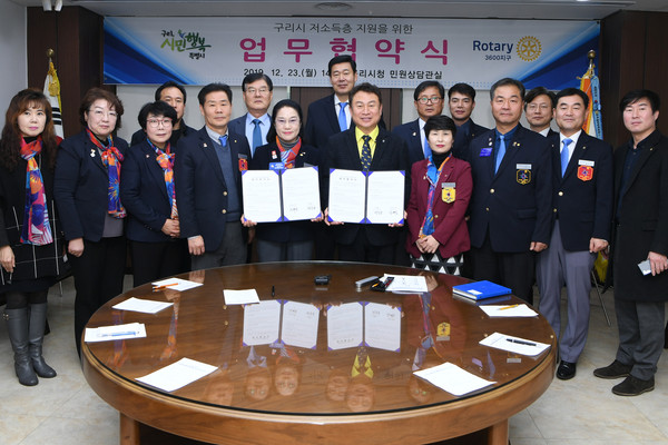 ▲ 국제로타리 3600지구와 협약을 체결한 안승남 시장(맨앞 오른쪽 다섯번째).