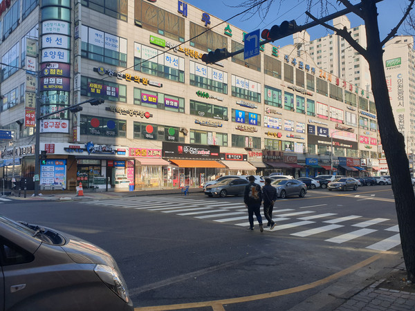 ▲ 횡단보도가 설치된 세월천로.