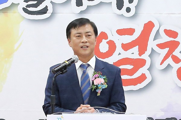 ▲ 지난 4월 남동구 청년창업지원센터 개소식에서 축사하는 이강호 남동구청장.