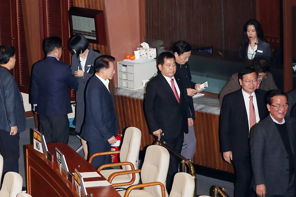 ▲ 무제한 토론 종료 후 본회의장 나가는 의원들.