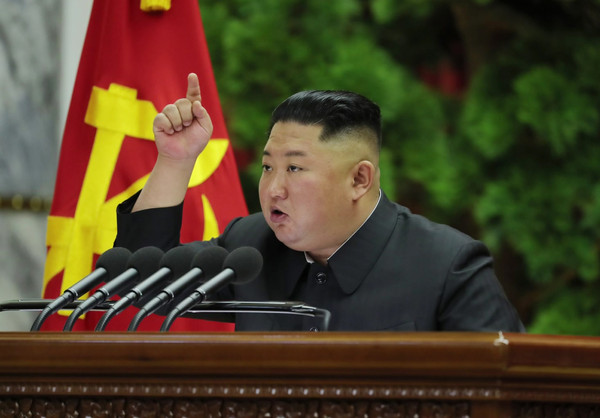 ▲ 제7기 제5차전원회의 지도하는 김정은 위원장.