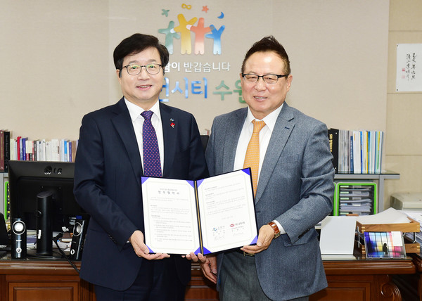 ▲ 협약을 체결한 염태영 수원시장(왼쪽)과 권희석 (주)하나투어 수석부회장.