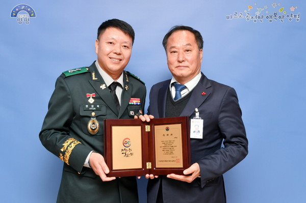 ▲ 지상작전사령관 감사패를 전달받은 정동균 양평군수(오른쪽).