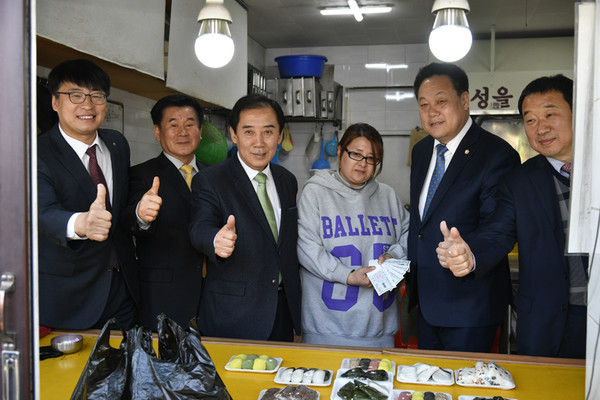 ▲ 판매자와 소비자 모두가 함박웃음 ‘포천사랑상품권’