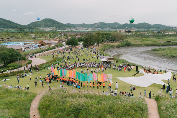 ▲ ‘시흥갯골축제’의 갯골퍼레이드 피날레.
