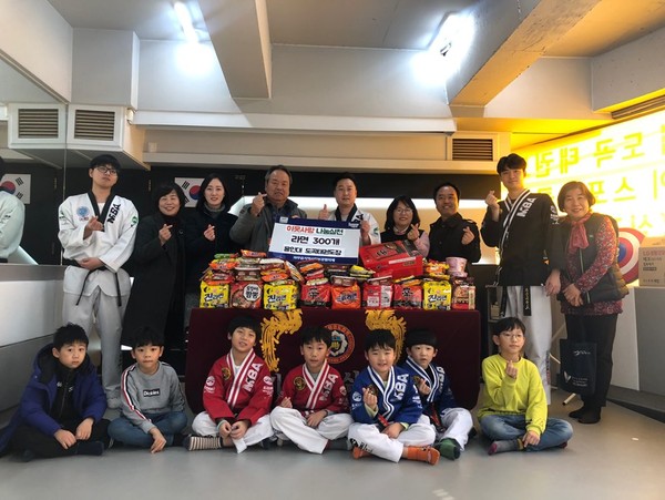 ▲ 용인대 도곡태권도 후원물품 전달 기념촬영.