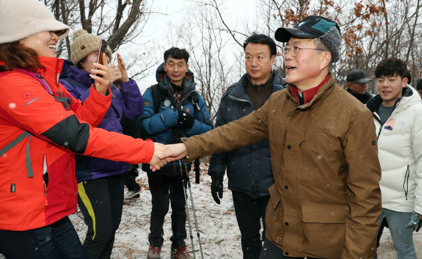 ▲ 시민들과 인사 나누는 문재인 대통령.