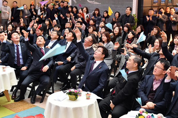 ▲ 새해 소원 적은 종이비행기를 날리는 염태영 수원시장(맨앞 오른쪽에서 세번째).