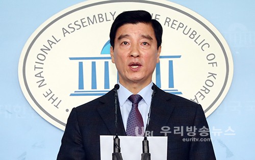 브리핑하는 이해식 대변인