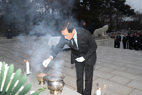▲ 현충탑 참배행사에서 분향하는 정장선 평택시장.
