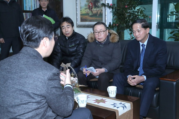 ▲ 현장에서 직접 목소리를 듣는 이재준 고양시장(맨오른쪽).