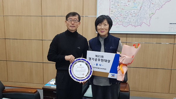 ▲ 경기공무원대상 수상 기념촬영하는 신계숙 팀장(오른쪽).