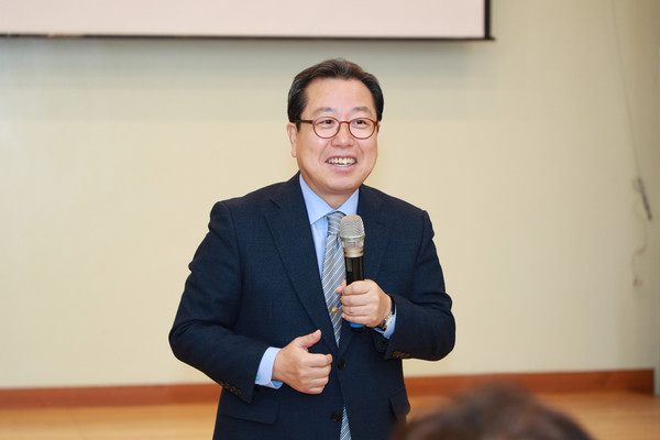 ▲ 장애인복지관 이용자들과 직원들 대상으로 특강하고 있는 조광한 남양주시장.