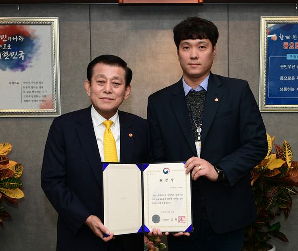 ▲ 강화군청 지적 담당자(오른쪽)과 수상 기념촬영하는 유천호 강화군수.