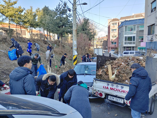 ▲ 발대식 후 환경정비를 진행하는 아버지 보안관 봉사단과 발대식 참가자들.