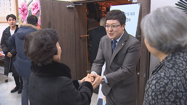 ▲ 이관수 의장이 출판기념회에 참석한 지인들과 인사를 나누고 있다.