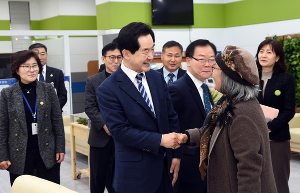 ▲ 의정부시 시민봉사과에 방문한 안병용 의정부시장.