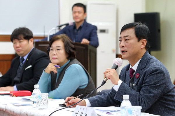 ▲ 구월1동 주민들과 소통하고 있는 이강호 남동구청장.