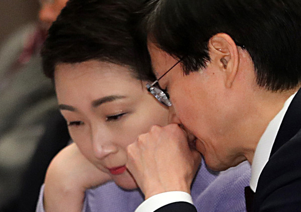 ▲ 이야기 나누는 이언주 의원과 조경태 의원.