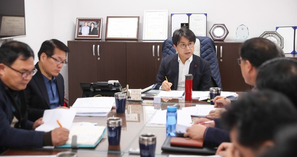 ▲ 테마별 주요업무 토론회를 진행하고 있는 이재현 인천 서구청장.