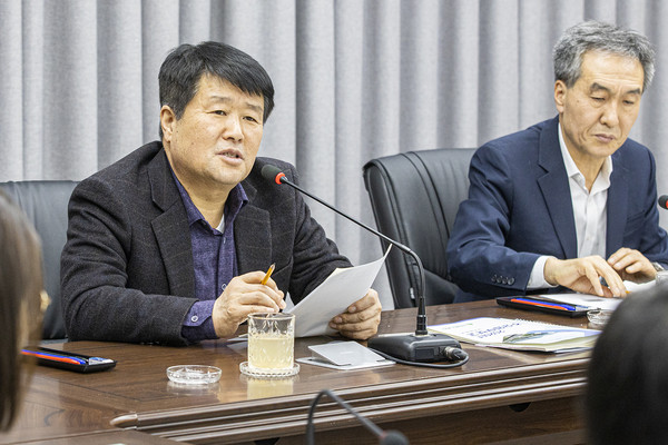 ▲ 주요업무 보고회에서 발언하는 박형우 계양구청장(왼쪽).