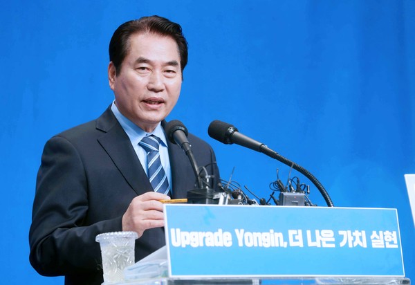 ▲ 신년 언론인 브리핑에서 답변하는 백군기 용인시장.