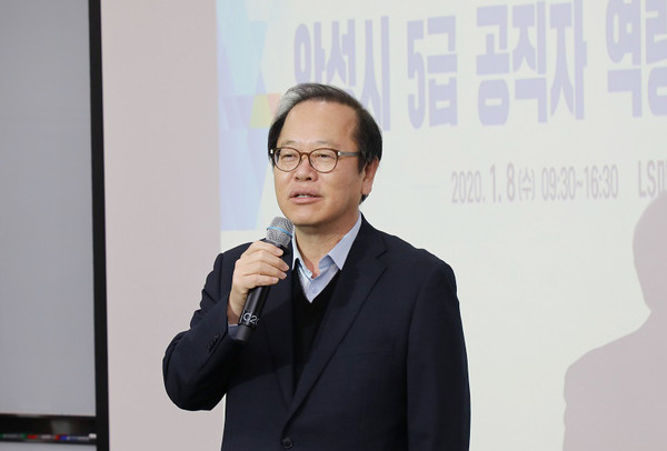▲ ‘5급 공직자 역량 강화교육’ 에서 말하는 이춘구 부시장.