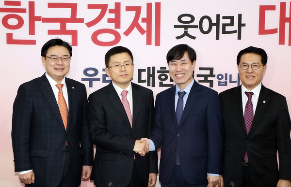 ▲ 악수하는 황교안 한국당 대표와 하태경 새로운보수당 책임대표.