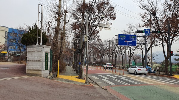 ▲ 장수초 앞에 설치된 CCTV.