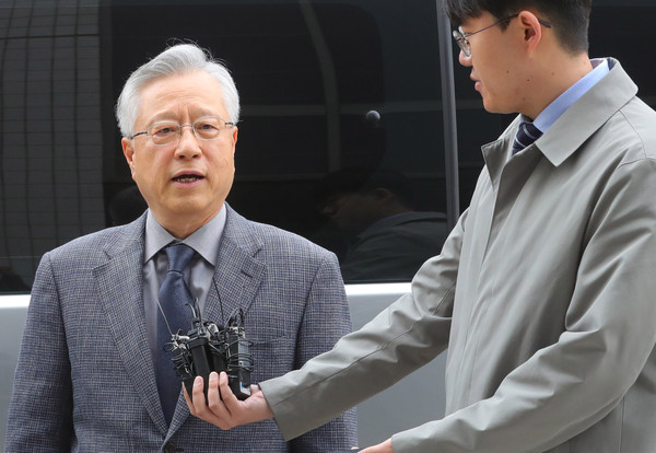 ▲ 답변하는 이석채 전 KT회장.