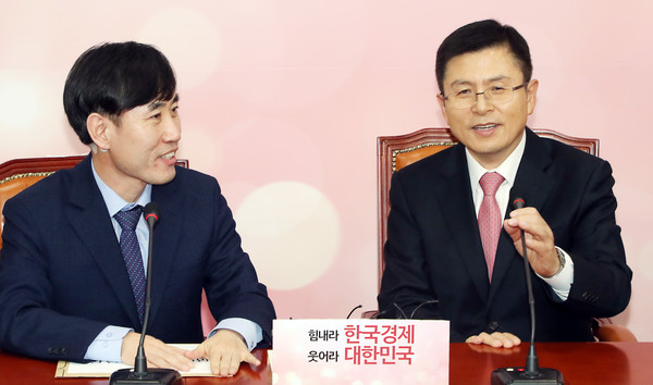 ▲ 덕담 나누는 황교안 한국당 대표(오른쪽)와 하태경 새로운보수당 책임대표.