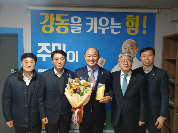 ▲ 농협중앙회로부터 감사패를 수상받은 황인구 의원.