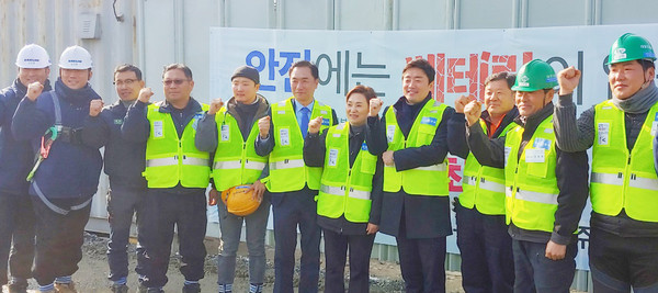 ▲ 기념사진 찍는 정장선 평택시장과 김현미 국토부장관.