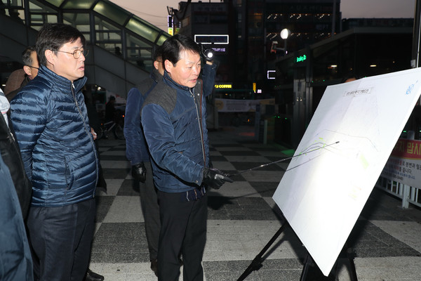 ▲ 현장 살피는 한대희 군포시장.
