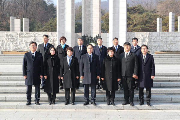 ▲ 강북구의회, 시무식과 국립4.19민주묘지 참배로 희망찬 2020년 새해 출발.