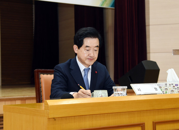 ▲ ‘확대간부회의’에 참석한 안병용 의정부시장.