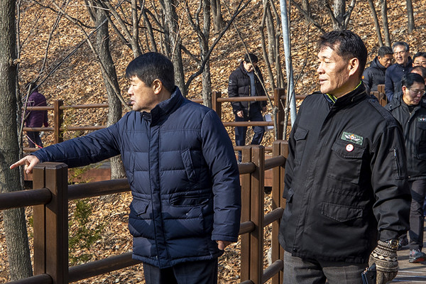 ▲ 계양산 무장애길을 직접 걸으며 살피는 박형우 계양구청장(왼쪽).