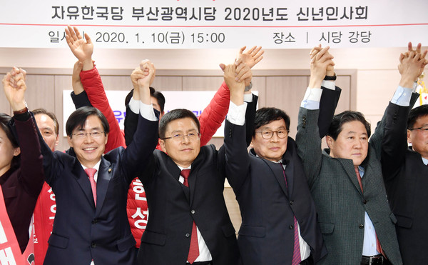 ▲ 손 들어 인사하는 황교안 대표.