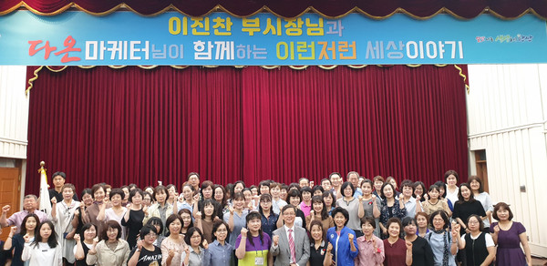 ▲ 기념사진 찍는 이진찬 부시장과 다온마케터 관계자들.