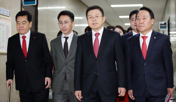▲ 2020영입인사 환영식에 참석하고 있는 황교안 대표와 '극지탐험가' 남영호(왼쪽 두번째) 씨.