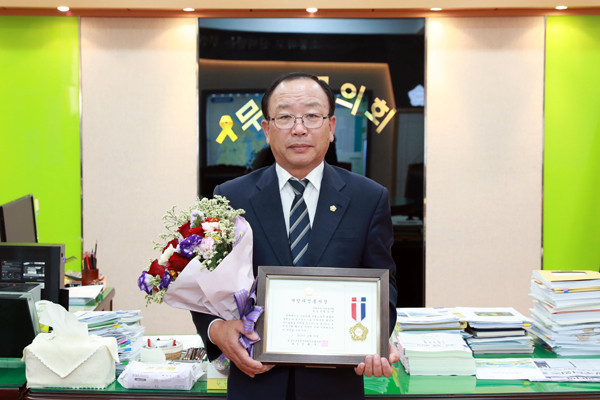 ▲ 지방의정봉사상 수상받은 박성재 무안군의회 부의장.