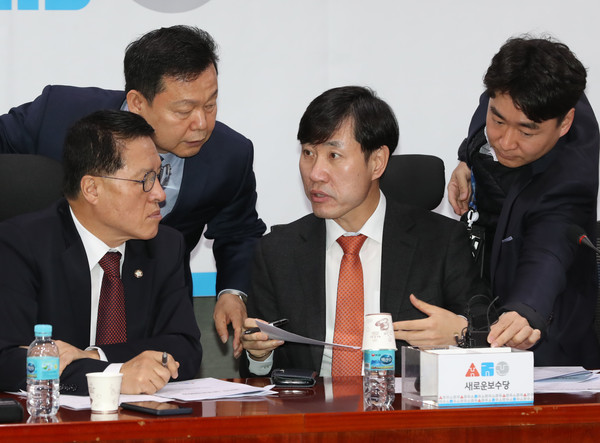 ▲ 대화하는 하태경 새로운보수당 책임대표와 정운천 공동대표.