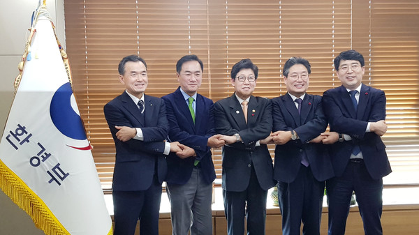 ▲ 환경부장관실을 방문한 ‘미세먼지 공동대응 협의체’.