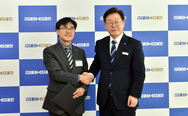 ▲ 이재명 경기도지사(오른쪽)로부터 임명장을 수여받은 전병선 신임 상임이사.