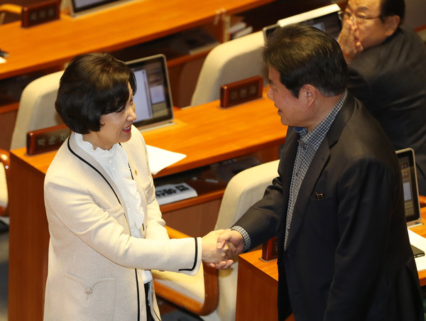 ▲ 정양석 한국당 의원과 인사 나누는 추미애 장관(왼쪽).