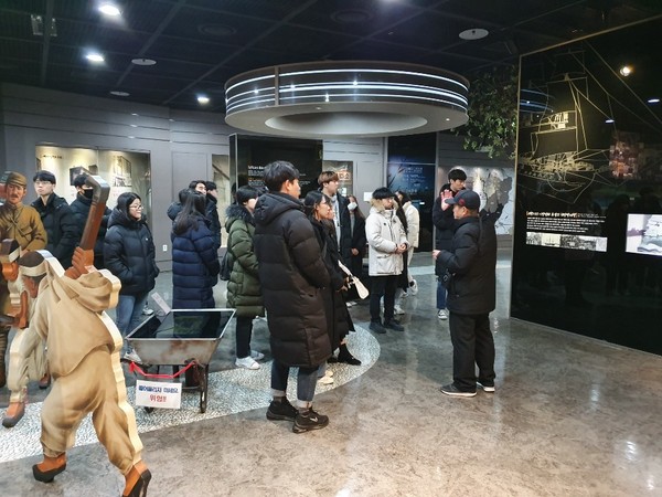 ▲ 행정체험연수 대학생 구정 현장견학.