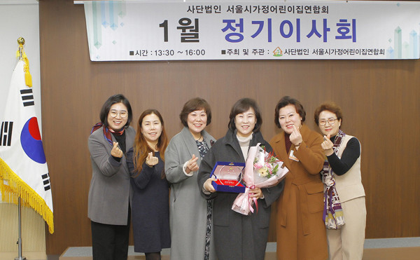 ▲ 영아보육 발전에 기여로 감사패를 수상받은 김혜련 보건복지위원장.