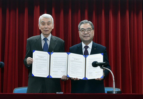 ▲ 새마을운동중앙회와 업무협약을 체결한 이재정 경기도교육감(오른쪽).